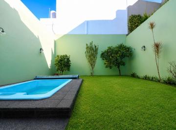 Casa · 180m² · 4 Ambientes · 1 Cochera · Casa de 4 Amb + Dep con Cochera, Jardin y Pileta