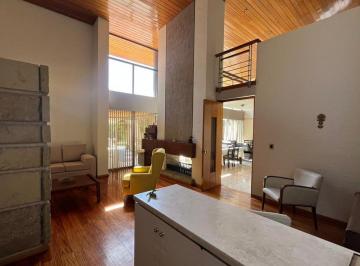 Casa · 331m² · 7 Ambientes · 2 Cocheras · Exclusiva Propiedad en Solares de Guariento.