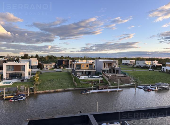 Casa · 300m² · 5 Ambientes · 15 Cocheras