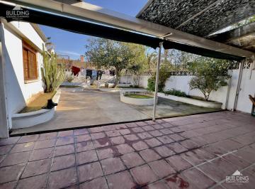 Casa · 135m² · 5 Ambientes · 1 Cochera · Casa de 4 Dorm., Cochera y Departamento Independiente en Venta en Ensenada