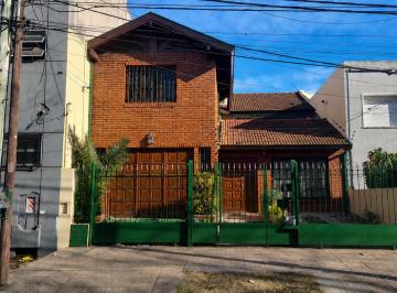 Casa de 4 ambientes, Morón · Casa en Venta en Castelar Sur de 271 m² con 4 Dorm., Jardín con Pileta y Quincho