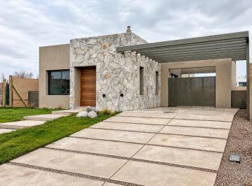 Casa · 120m² · 5 Ambientes · 1 Cochera · Casa a Estrenar en Lar de Terrada