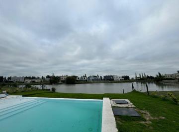 Casa · 877m² · 4 Ambientes · 2 Cocheras · Casa con Pileta a La Laguna