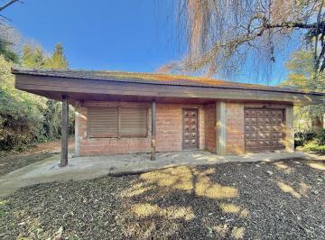 Casa · 220m² · 3 Ambientes · 1 Cochera · Casa a 100 m de Av Cobo y Zona del Bosque
