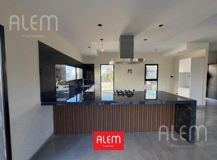 Casa · 160m² · 4 Ambientes · 4 Cocheras