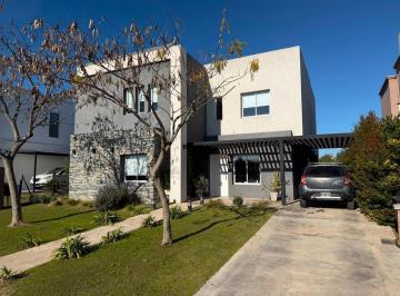 Casa · 203m² · 6 Ambientes · 3 Cocheras · Casa 6 Ambientes en Pilar del Este - Santa Emilia - Venta