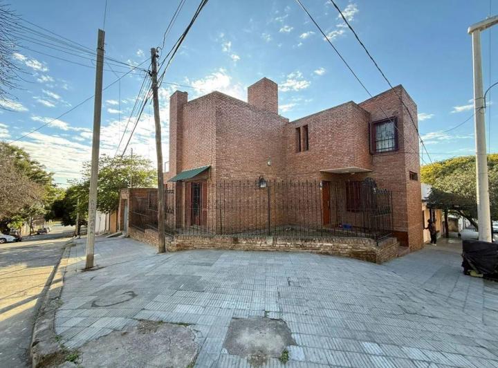 Casa · 300m² · 5 Ambientes · 2 Cocheras