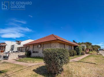 Casa · 190m² · 4 Ambientes · 1 Cochera · Casa en Faro Norte