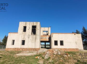Casa · 247m² · 6 Ambientes · 4 Cocheras · Casa en Construccion Campos de Roca II