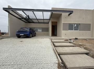 Casa · 180m² · 4 Ambientes · 2 Cocheras · Casa a Estrenar en Cuestas Manantiales