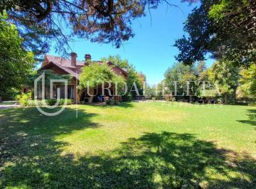 Casa · 302m² · 6 Ambientes · 2 Cocheras · Casa en Venta en Mapuche Country Club, Pilar