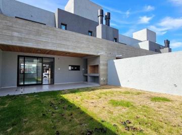 Casa · 156m² · 4 Ambientes · 2 Cocheras · Casa en Venta a Estrenar 3 Dorm. 3 Bañ. Colinas de Manantiales, Financiacion