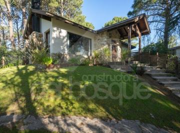 Casa de 5 ambientes, Cariló · Moderna Casa con Excelente Ubicación, Cerca del Mar y con Piscina.