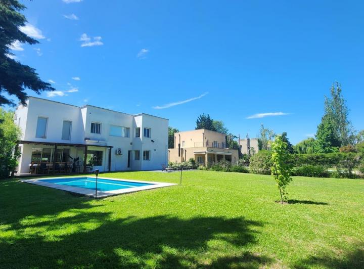 Casa · 200m² · 5 Ambientes · 2 Cocheras
