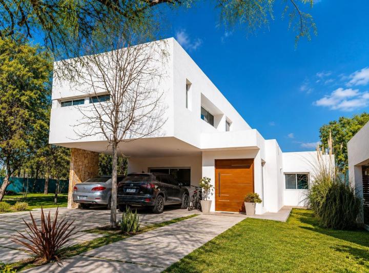 Casa · 231m² · 5 Ambientes · 2 Cocheras