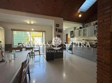 Casa · 222m² · 4 Ambientes · 3 Cocheras · Venta - Casa 4 Ambientes con Gran Parque en Ituzaingó