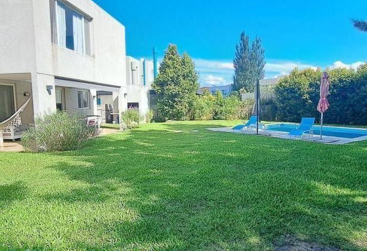 Casa · 240m² · 5 Ambientes · 2 Cocheras