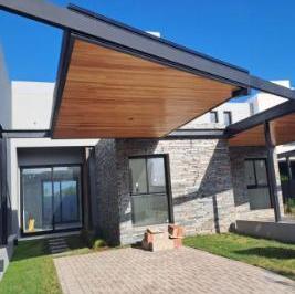 Casa · 145m² · 7 Ambientes · 1 Cochera · Lindísimo Dúplex de 3 Dor en Claros del Bosque Village!
