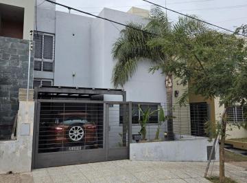 Casa de 5 ambientes, Córdoba · Dúplex en Alquiler en Urca - 2 Dorm. - Excelente Ubicación