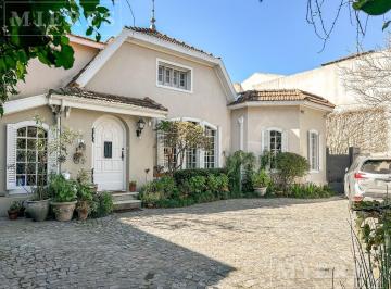 Casa · 409m² · 5 Dormitorios · 4 Cocheras · Casa de Estilo Inglés con Gran Carácter, Totalmente Reciclada Ubicada en Martínez en Venta.