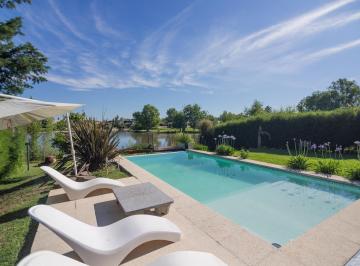 Casa · 240m² · 4 Ambientes · 3 Cocheras · Oportunidad - Casa Al Agua en Venta San Marco