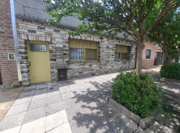 Casa de 4 ambientes, Tres de Febrero · Casa Sobre Lote Propio con Amplio Jardín, Parrilla y Galpón | Ciudadela Norte