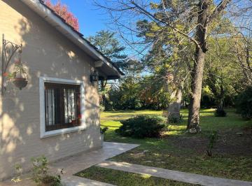 Casa · 194m² · 6 Ambientes · 3 Cocheras · Hermosa Casa Quinta con Terreno de 1720 m