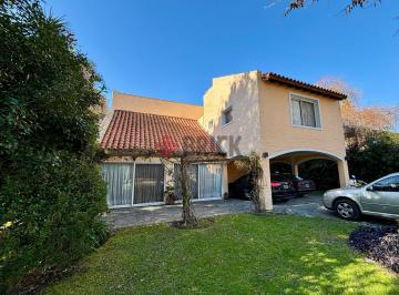 Casa · 184m² · 6 Ambientes · 4 Cocheras · Casa en golfer'S
