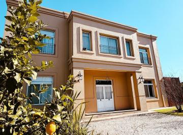 Casa · 273m² · 4 Dormitorios · Casa en Venta en El Barrio La Alameda, Nordelta.