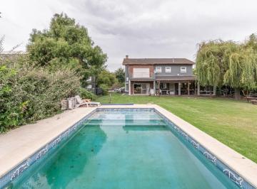 Casa · 210m² · 5 Ambientes · 4 Cocheras · Casa Quinta en Venta con Pileta - Estancias del Pilar, Barrio Champagnat Apto Credito