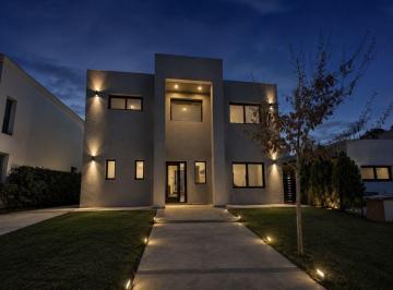 AMN-AMN-4048_2 · Casa en Venta en Santa Elena - Pilar del Este
