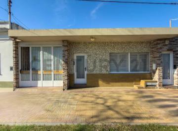 Casa · 235m² · 5 Ambientes · 2 Cocheras · Casa de 3 Dorm. en Venta