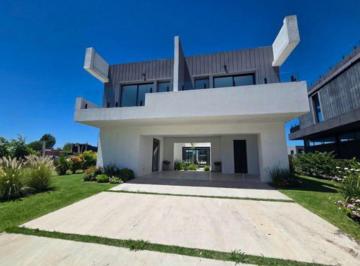 Casa · 380m² · 4 Ambientes · 2 Cocheras · Casa - Canal Barrio Nautico