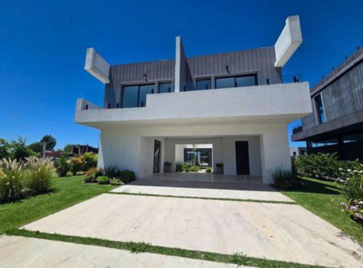 Casa · 380m² · 4 Ambientes · 2 Cocheras