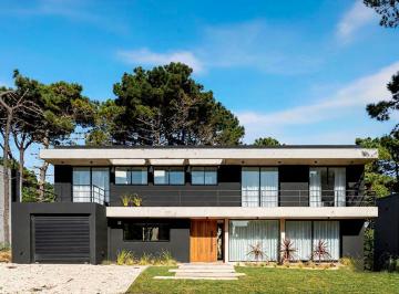 Casa · 275m² · 5 Ambientes · 2 Cocheras · Casa en Pioneros