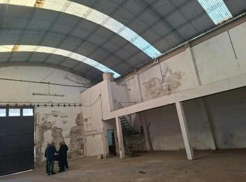 Bodega-Galpón · 304m² · 8 Cocheras · Alquiler de Galpón Lote de 304 M! El Cano 7700