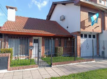 Casa · 210m² · 4 Ambientes · 2 Cocheras · Casa 2 Plantas 3 Dor (1 Suite) Garaje Jardín Quincho
