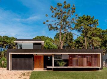 Casa · 180m² · 4 Ambientes · 1 Cochera · Pioneros