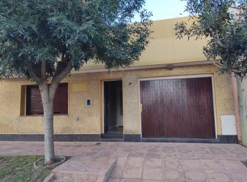 Casa de 4 ambientes, Chivilcoy · Casa en Venta con Pileta, Parque y Garaje en Excelente Ubicación