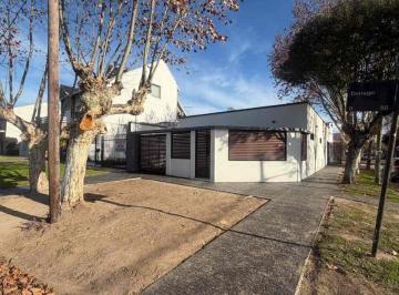 Casa de 3 ambientes, Quilmes · Casa Reciclada a Nuevo de 2 Dorm. en Suite, Doble Cochera y Excelente Diseño