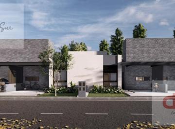 Casa · 115m² · 5 Ambientes · 1 Cochera · Excelente Oportunidad de Inversión. Son Unidades Dúplex en Claros del Bosque!