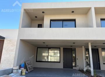 Casa · 190m² · 4 Ambientes · 2 Cocheras · Casa en La Luisita