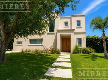 Casa · 191m² · 7 Ambientes · 1 Cochera · Casa en Venta en Ayres Plaza