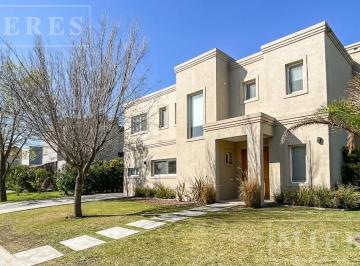 Casa · 191m² · 7 Ambientes · 1 Cochera · Casa en Venta en Ayres Plaza