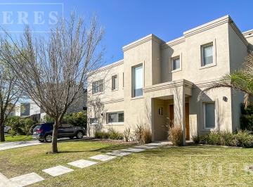 Casa · 191m² · 7 Ambientes · 1 Cochera · Casa en Venta en Ayres Plaza