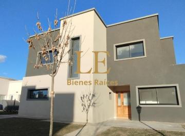 Casa · 221m² · 6 Ambientes · 4 Cocheras · Casa en Venta en San Pablo