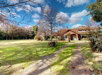 Casa · 2100m² · 4 Dormitorios · 6 Cocheras · Venta Casa 500 m² en Gran Lote de 2100 m² Barrio El Estribo Country Club