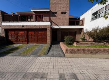Casa · 212m² · 3 Ambientes · 4 Cocheras · ¡Venta! Hermosa Casa en Urca - 3 Dorm. ¡Apta Crédito!