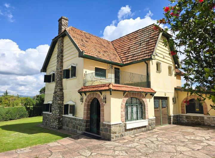 Casa · 450m² · 10 Ambientes · 1 Cochera