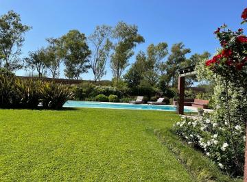 Casa · 344m² · 8 Ambientes · 2 Cocheras · Conquipropiedades - Venta - Casa en Laguna del Sol - en Exclusividad!